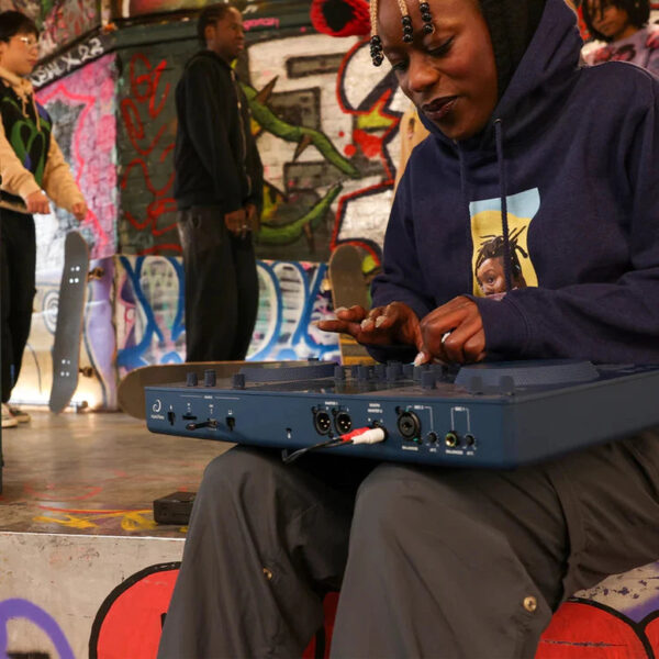 AlphaTheta Omnis Duo 2-deck Portable Battery-Powered All-in-One DJ System with Bluetooth - Image 7